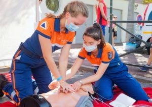 EMT-performing-cpr-compressions-using-a-mannequin